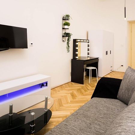 Black & White Apartment Prague By Wenceslas Square And Muzeum エクステリア 写真